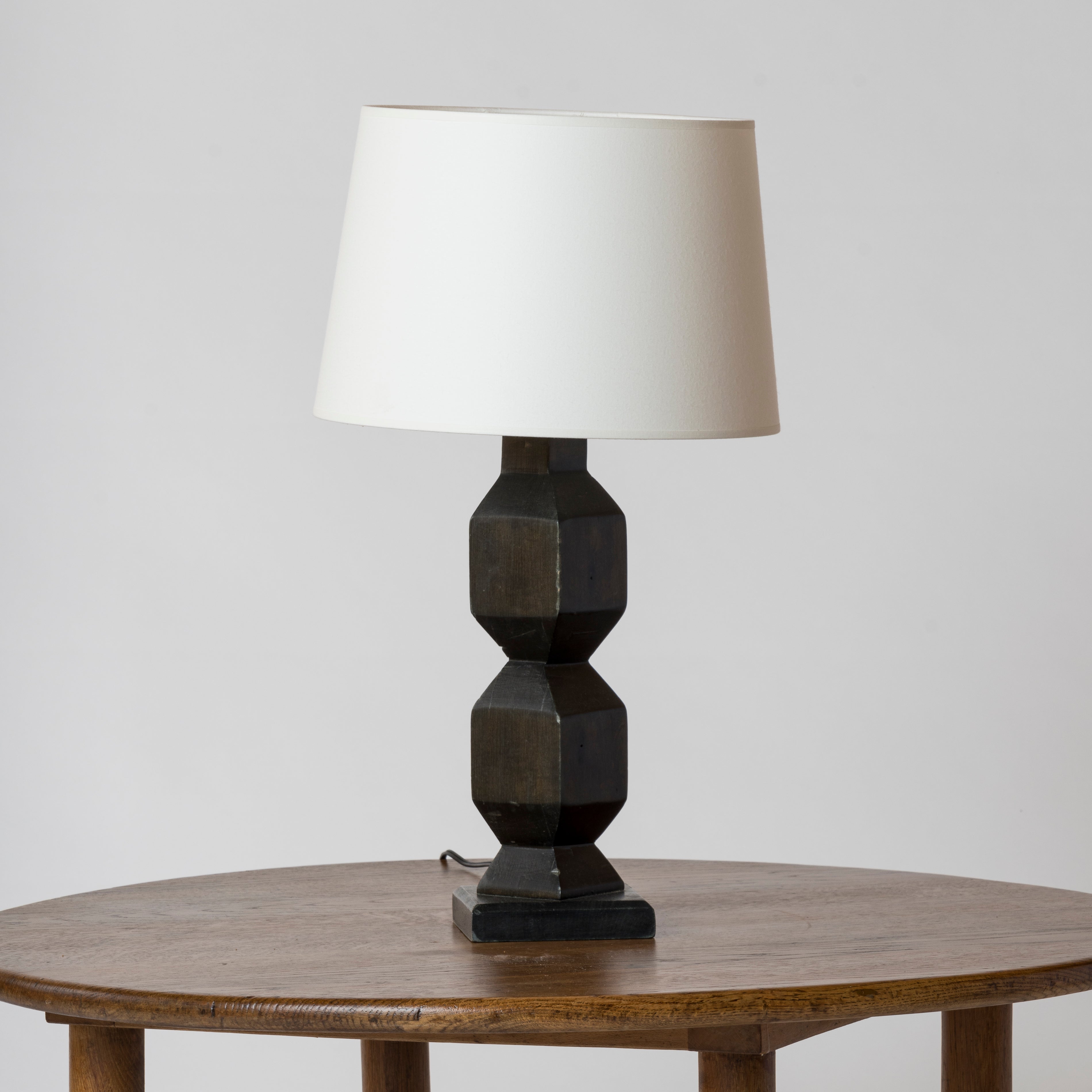 "Bois noirci" sculpted wood petite table lamp