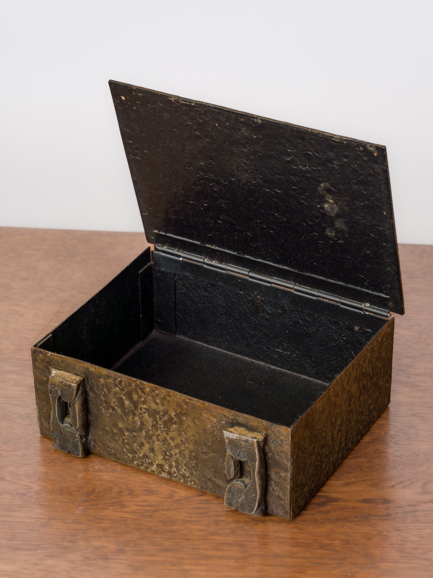 Curb Chain Brutalist "Martelé" Patinated Steel Decorative Box - France 1970's