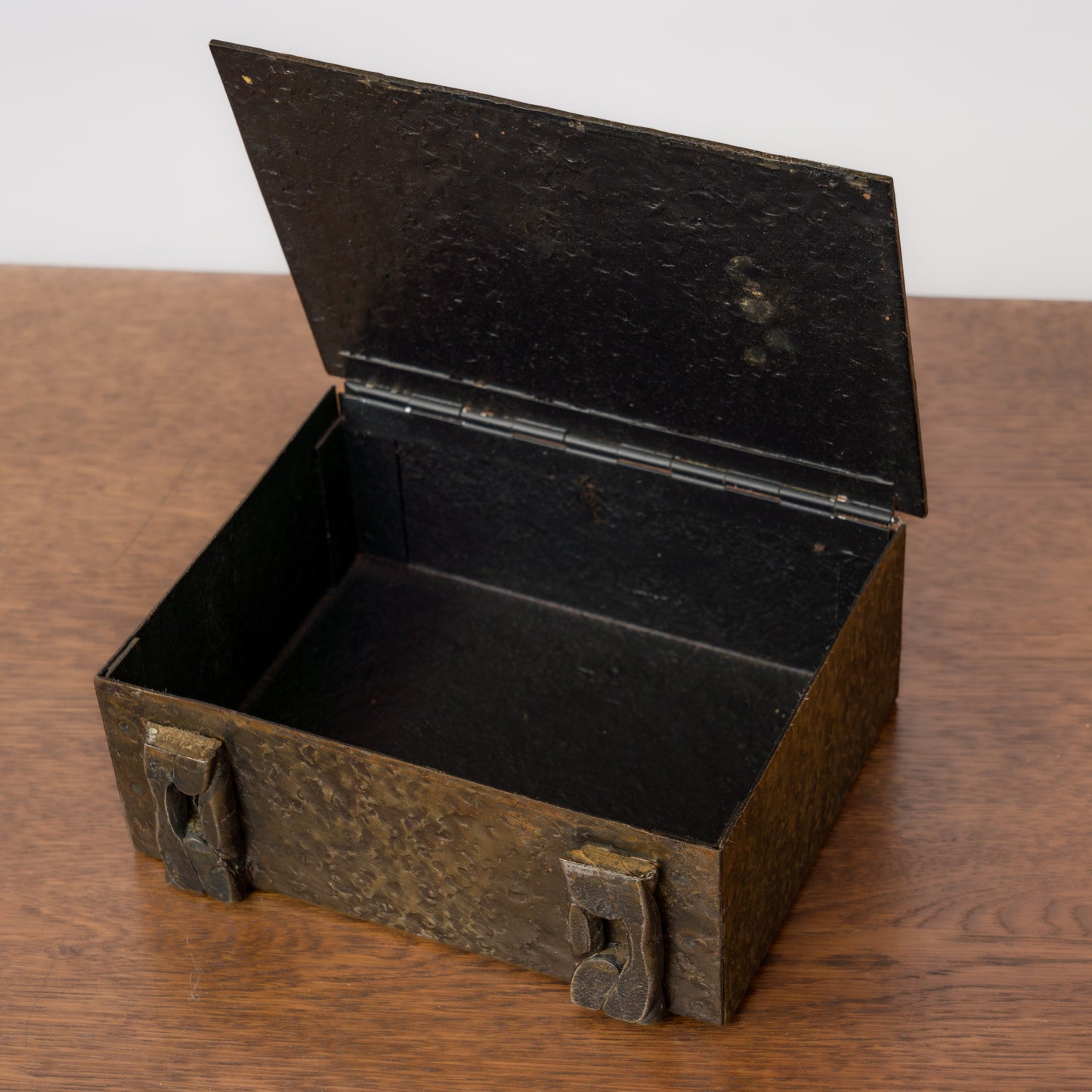 Curb Chain Brutalist "Martelé" Patinated Steel Decorative Box - France 1970's