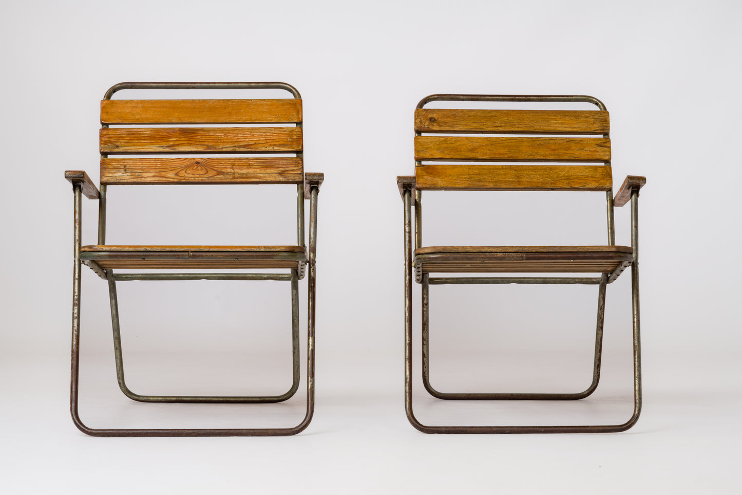 Pair of Folding "Portefeuille" Beech Slats & Steel Chairs - France 1960's