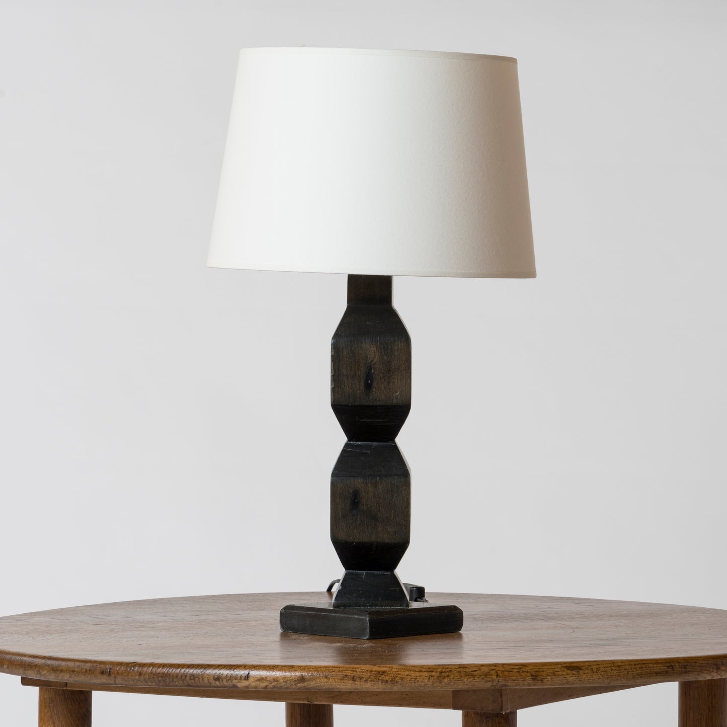 "Bois noirci" sculpted wood petite table lamp