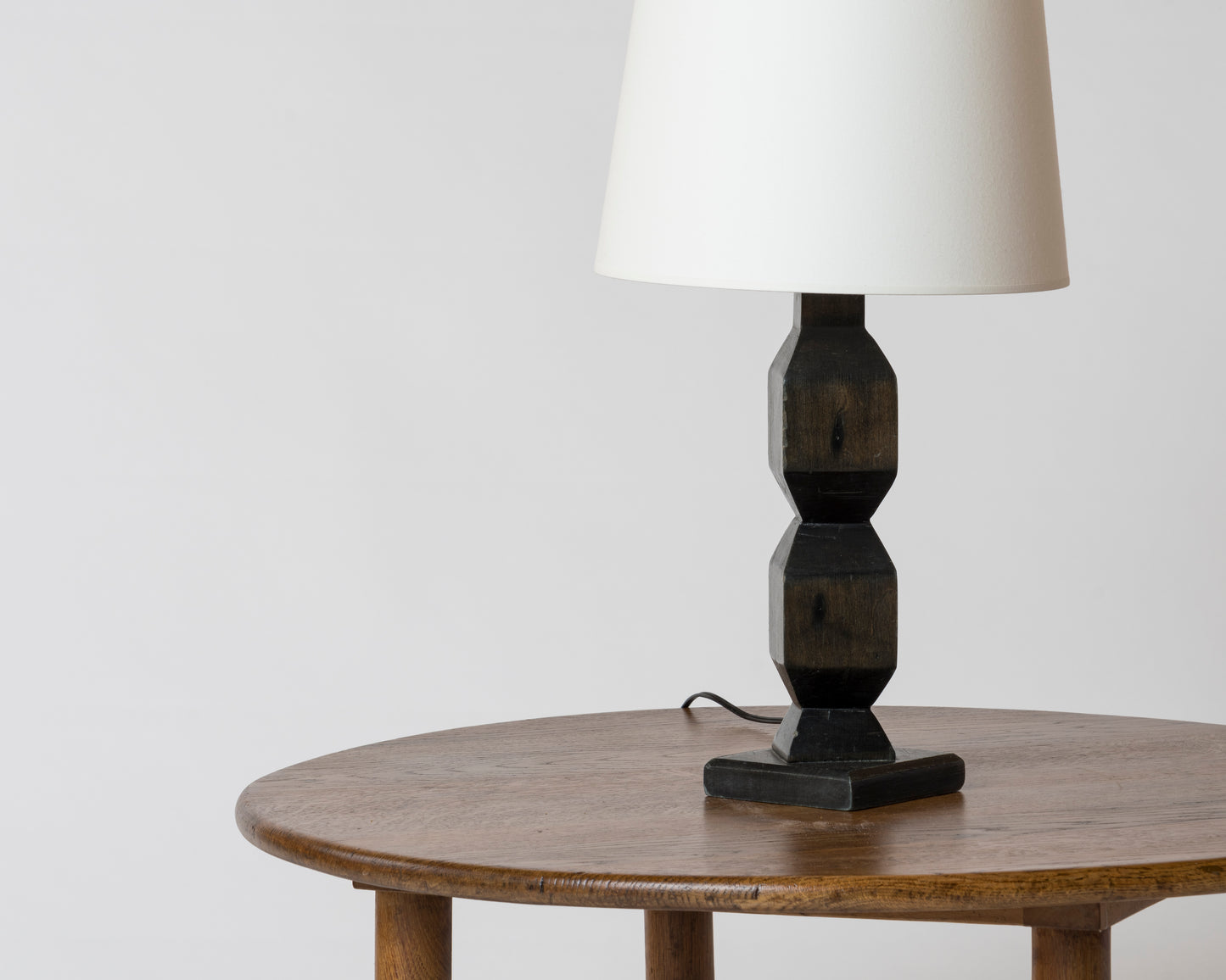 "Bois noirci" sculpted wood petite table lamp