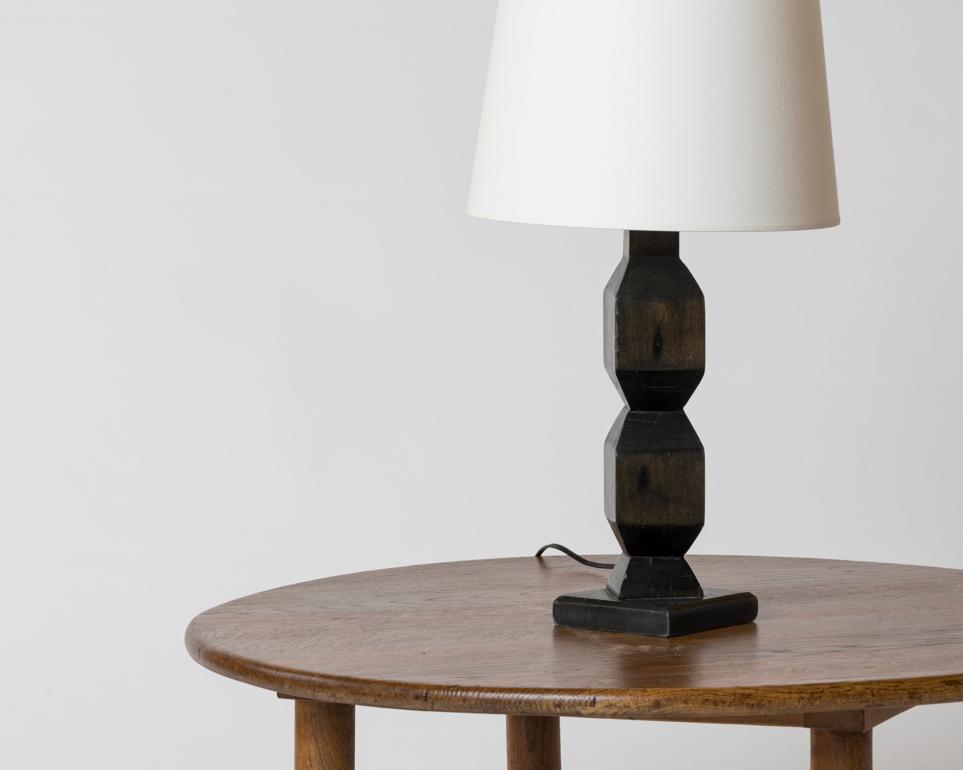 "Bois noirci" sculpted wood petite table lamp