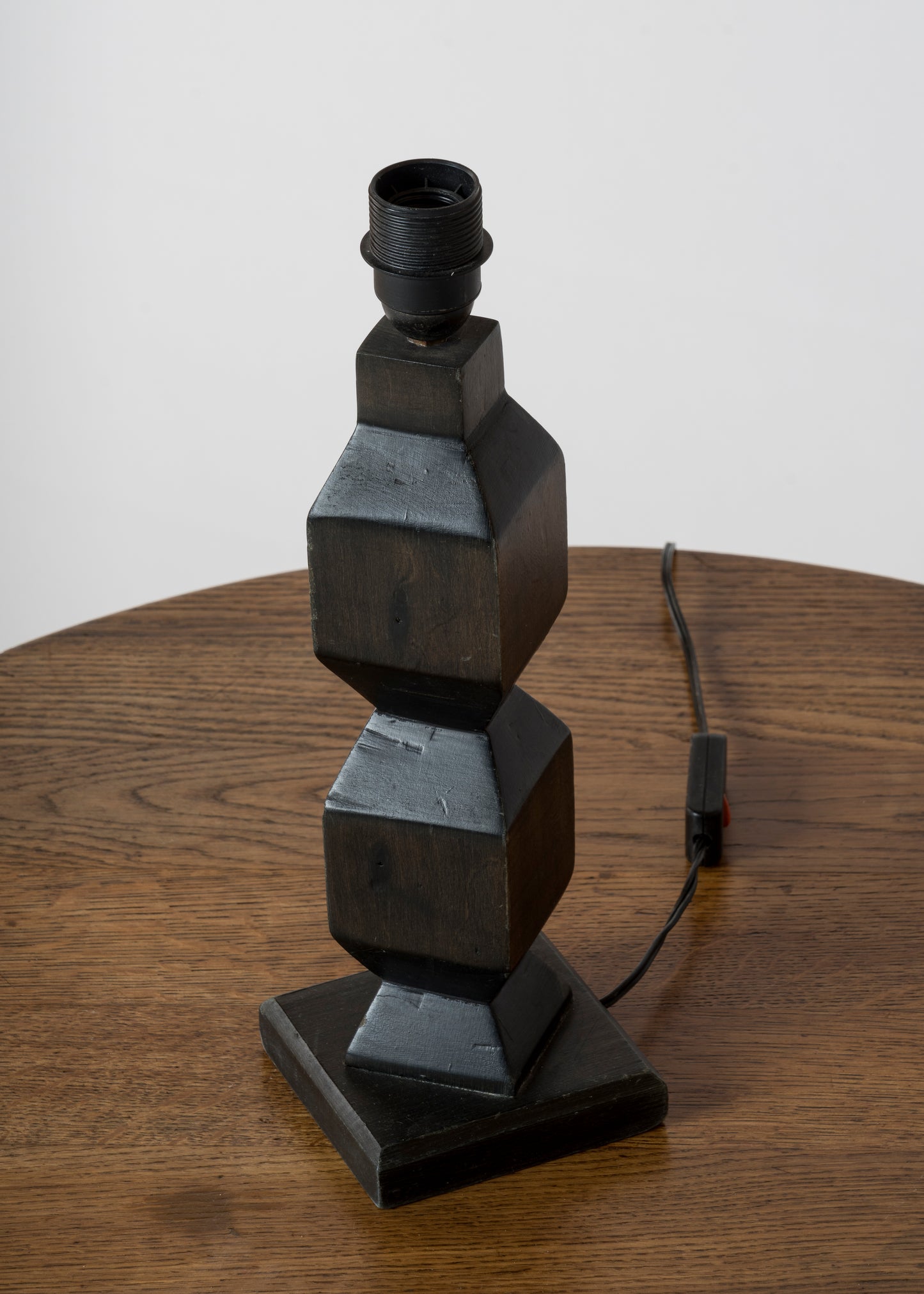 "Bois noirci" sculpted wood petite table lamp