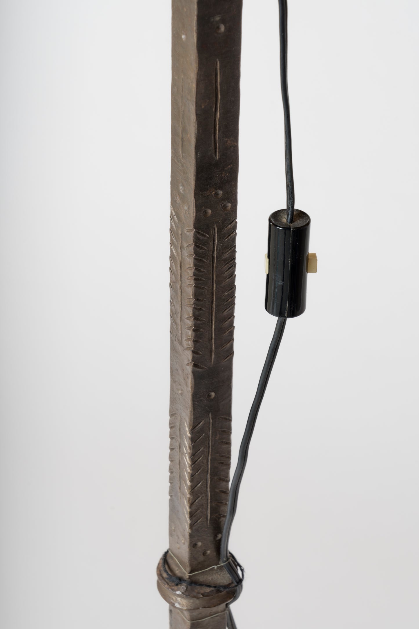 Brutalist Etched Wrought Iron "Ferronerie" Tripod Floor Lamp, France, 1960s